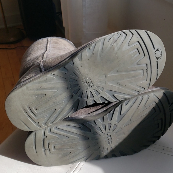 Women Classic Short Uggs - Picture 5 of 6